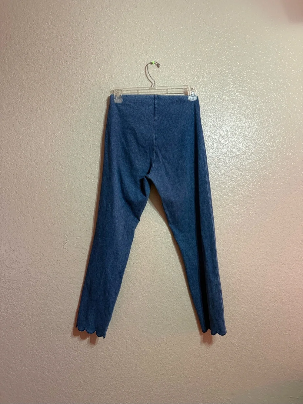 Lyssé Lynette Scallop Edge Denim Pull On Leggings in women’s size Small.